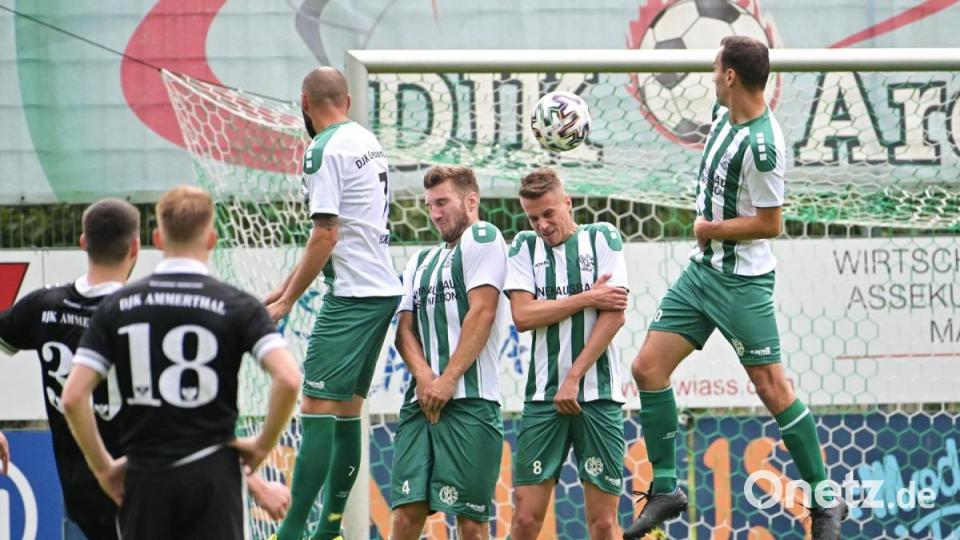 Was für ein Treffer zum 1:1-Ausgleich: Vier Gebenbacher stehen in der Mauer, zwei springen außen hoch - doch Mergim Bajrami (links verdeckt) zirkelt den Ball durch die Mitte ins linke Eck. Ersatztorwart Florian Veigl hatte keine Chance. Bild: ref