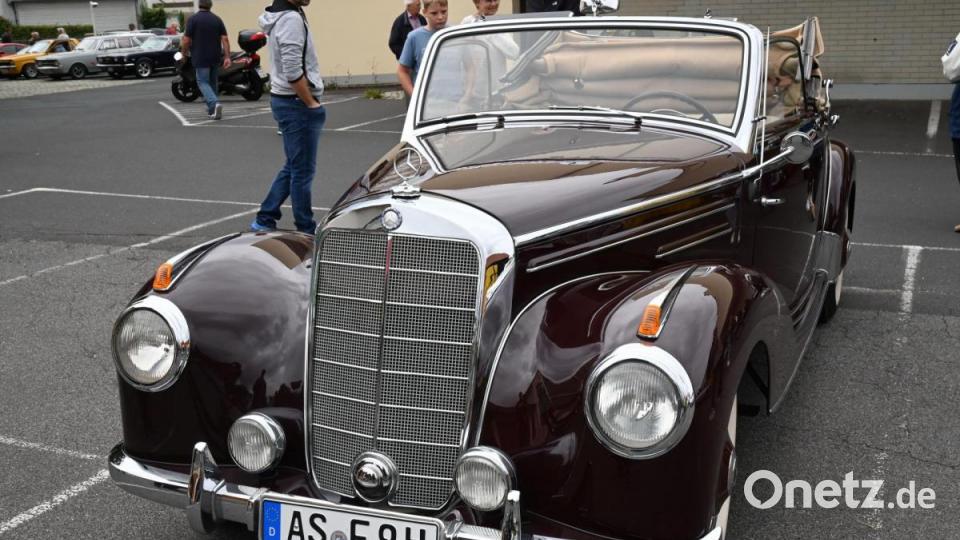 Blitzte wie bei der Jungfernfahrt vom Band, das Mercedes-220-Cabrio. Bild: gf