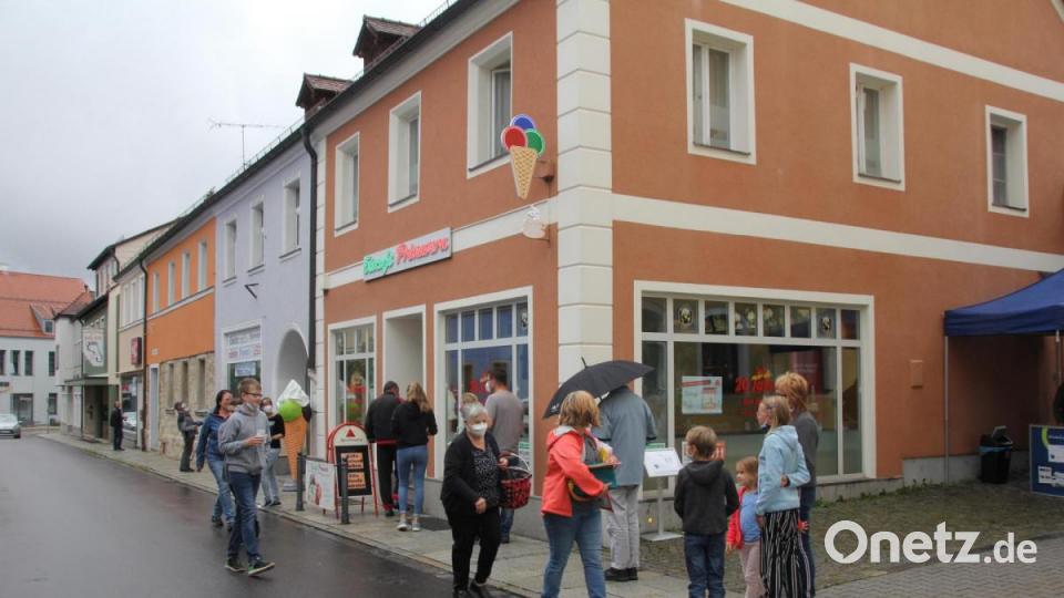 Zeitweise musste man anstehen, um das Eis zum Nulltarif zu ergattern. Bild: frd