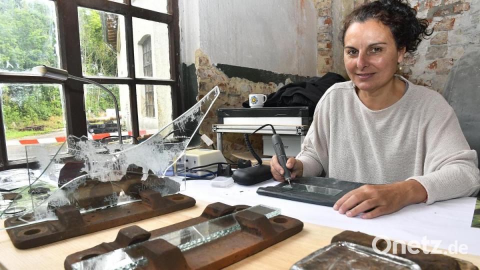 Marion Mack bedient sich dessen, was das historische Gelände zu bieten hat. Sie verarbeitet Eisen, Pflanzen und Glas zu Unikaten und graviert diese. Bild: Petra Hartl