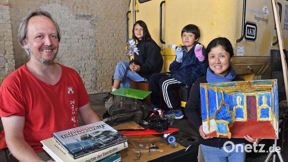 Johann Sturcz und Erika Wakayama machen mit ihren Kindern Johann junior und Nami mit. Ihr Arbeitstitel: &quot;Traum der Eisenbahn.&quot; Die Familie fertigt auch ein Video an, das bei der Vernissage zu sehen sein wird. Bild: Petra Hartl
