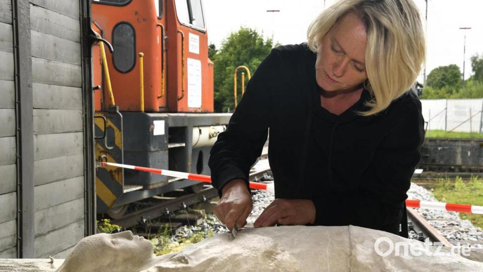 Hanna Regina Uber arbeitet im Lokschuppen mit Gips und Baumwolle. Auf diese Art entsteht &quot;Die Reisende&quot;. Bild: Petra Hartl