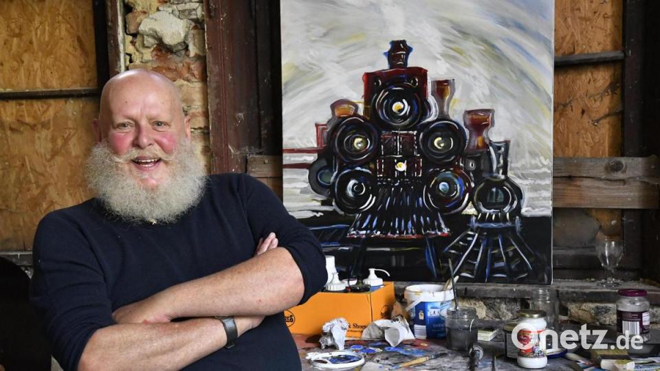Eine Leinwand, Acrylfarben und Inspiration. Mehr benötigt Heini Hohl nicht. Ergebnis ist eine Eisenbahn. Wie könnte es im alten Lokschuppen auch anders sein? Bild: Petra Hartl