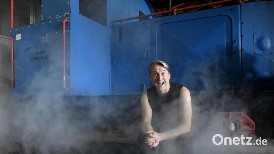 Georg Fruth macht vor einer Lok Dampf. Er will bei einer Videoinstallation Glaskunst und Glasmusik sichtbar werden lassen. Bild: Petra Hartl