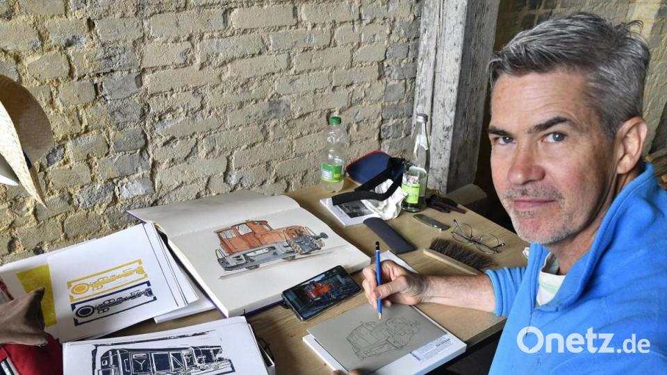 David Mack und seine Linoldrucke. Auch bei ihm dreht sich alles um das Thema Eisenbahn. Bild: Petra Hartl