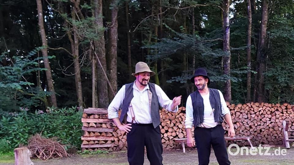 Adam (Herbert Spichtinger) und Fritz (Herbert Ried), die Schmuggler &quot;von herüben und drüben&quot;, planen das taktische Vorgehen beim Paschen. Bild: lg