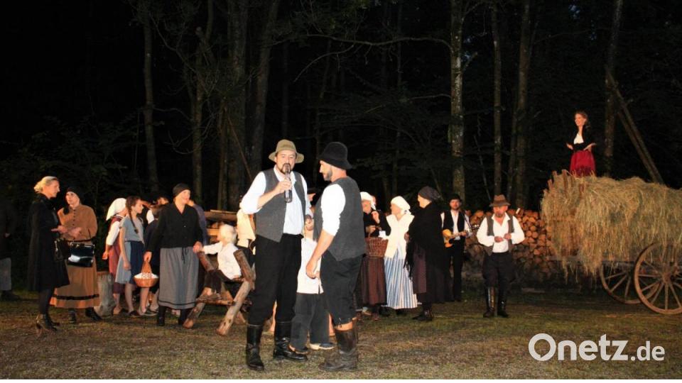 Hier ist die Welt noch in Ordnung: Die Heuernte ist eingebracht und alle feiern an Johanni fröhlich das Khannasfest. Bild: lg