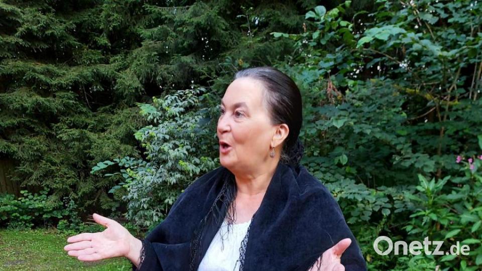 Birgit Höcherl bei der Begrüßung der Zuschauer am Eulenberg: „Ein Stück, das unter die Haut geht!“ Bild: lg
