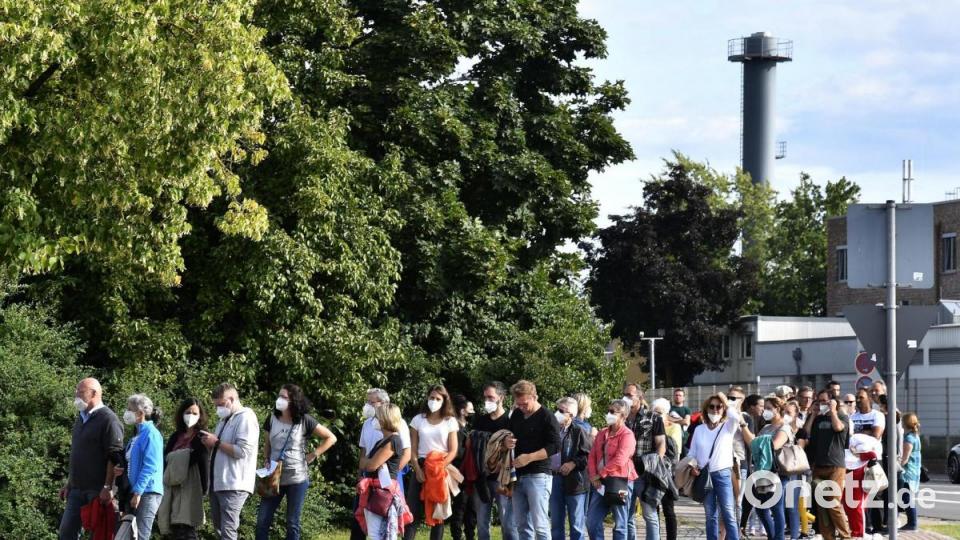 Wer bei „Sommer in der Stadt“ live dabei sein will, musste sich vorher anmelden. Obwohl der Freitag nicht ausverkauft war, bildeten sich lange Schlangen, die vom Jugendzentrum bis zum Siemens-Werk reichten. Bild: Petra Hartl