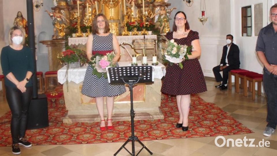 Carolin und Johannes Bauer übergaben als kleines Dankeschön Blumen an Stephanie Gröger (Zweite von links) und Bettina Mildner (Zweite von rechts). Bild: soj