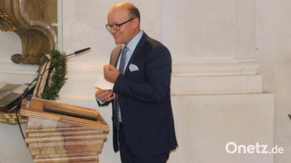 Kirchenpfleger Stefan Kausler bedankte sich im Namen der Pfarrei bei den Initiatoren des Benifizkonzerts. Bild: soj