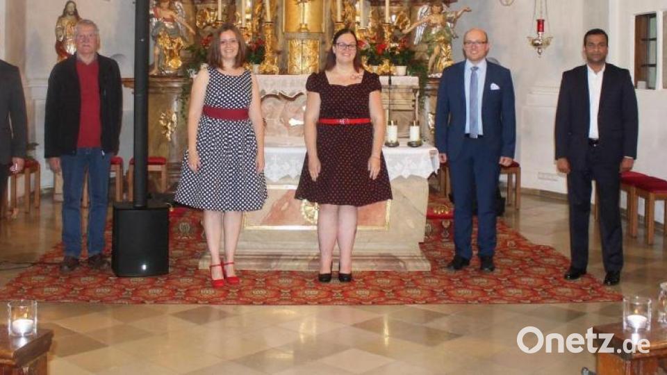 Die Beteiligten am Benefizkonzert in der Pfarrkirche Ebanth (von links) Daniela Würstl, Bürgermeister Wolfgang Söllner, Pfarrgemeinderatssprecher Hans Enders, die Sängerinnen Stephanie Gröger und Bettina Mildner, Kirchenpfleger Stefan Kausler, Pfarrer Pater Anish George sowie die Familie Johannes und Carolin Bauer mit Töchtern Leni und Amelie. Bild: soj
