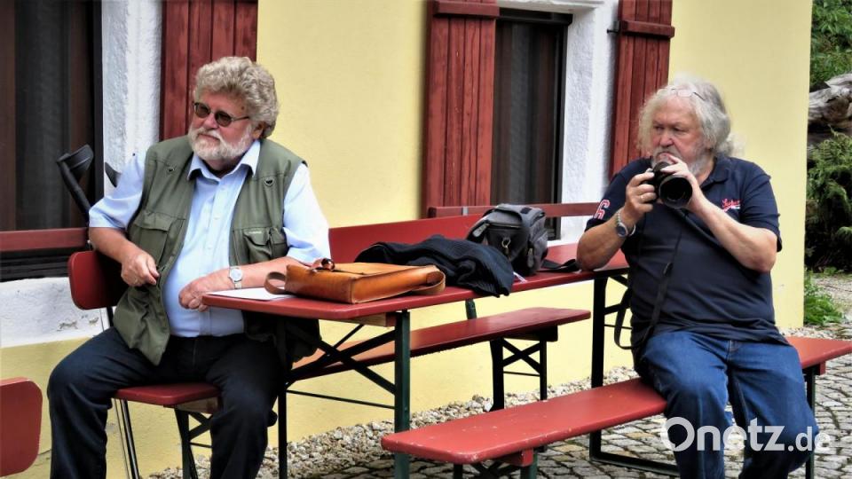 Erich Neiser und Walter Pilsak warten auf ihren Auftritt vor der Videokamera. Bild: ubb