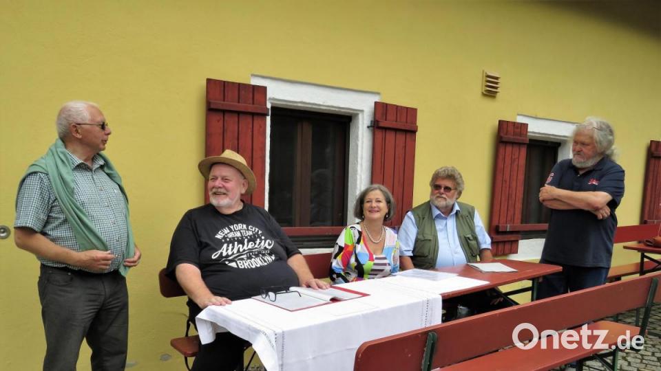 Bevor die Dreharbeiten begannen, besprach Hans G. Lauth (Zweiter von links) mit den weiteren Grenzlandschreibern Hans Spörrer, Irmtraud Schicker, Erich Neiser und Walter Pilsak (von links) die Details für die Aufnahmen. Bild: ubb