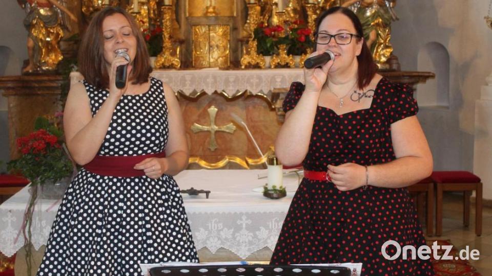Stephanie Gröger (links) und Bettina Mildner begeisterten in der Pfarrkirche Sankt Ägidius die Besucher mit ihrem Gesang. Bild: soj
