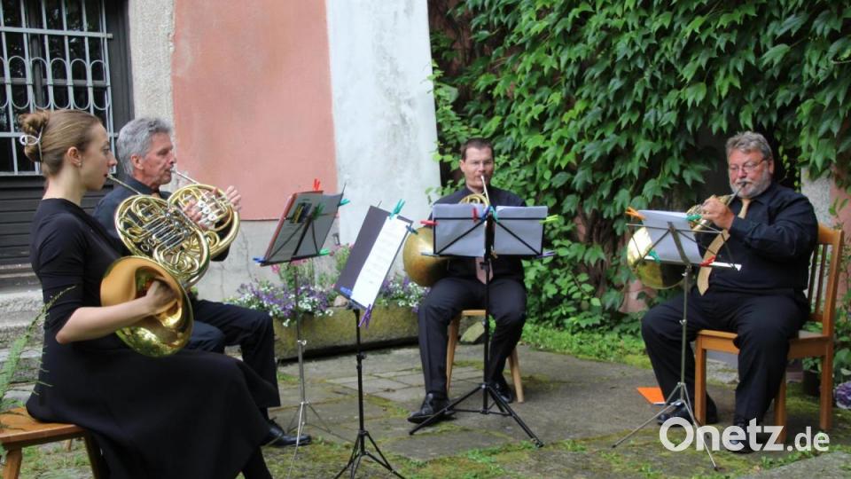 Hornklänge im Innenhof des Historischen Pfarrhofs: Catherine Eisele, Daniel Lienhard, Sebastian Schindler und Peter Bromig (von links) Bild: fsb