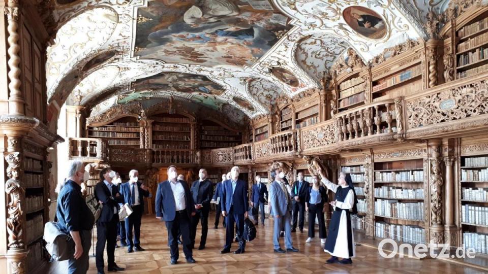 Nach dem Koordinierungsgespräch bekam der größte Teil der Teilnehmer eine &quot;Mini-Führung&quot; in der Bibliothek, wie Äbtissin Laetitia Fech sagte. Bild: pz