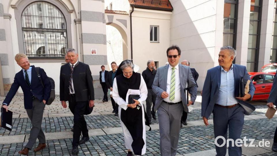 Die Mitglieder der Delegation beim Weg in den Bibliothekssaal, von links Dr. Benedikt Lickleder (Referent Landtagspräsidentin Aigner), Dritter Bürgermeister Markus Scharnagl, Äbtissin Laeititia Fech, Regierungsvizepräsident Florian Luderschmid und Landrat Roland Grillmeier. Bild: pz