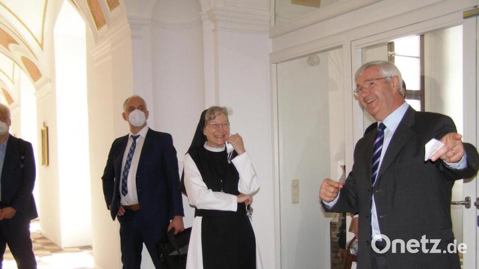 Dr. Peter Pfister (rechts) zusammen mit der Äbtissin und weiteren Gästen im Kreuzgang. Dort hinein können sollen künftig Besucher des &quot;Dritten Orts&quot; blicken können. Bild: pz