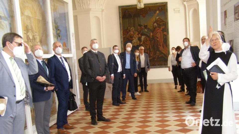 Äbtissin Laetitia Fech (rechts) mit den Teilnehmern des Koordinationsgesprächs im Kreuzgang auf dem Weg zur Bibliothek. Bild: pz