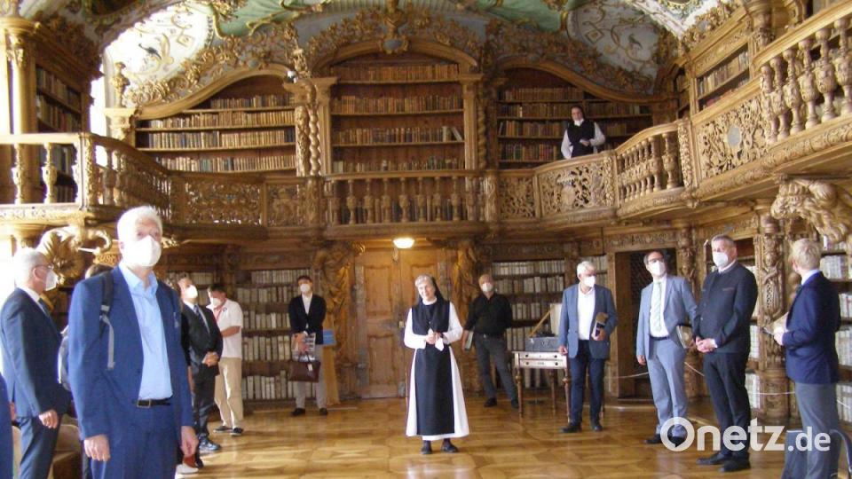 Die Gäste in der Bibliothek. Bild: pz