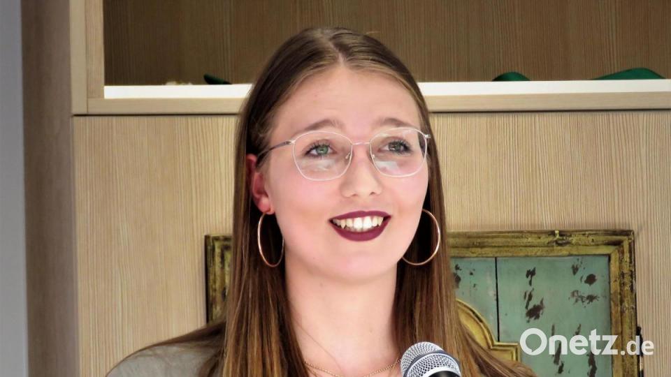 So sehen Gewinner aus: Sprecherin und Jugendrats-Präsidentin Lena Mayerhöfer strahlte vor Glück darüber, dass der Jugendrat für den Jugendkulturförderpreis des Bezirks Oberpfalz ausgewählt wurde. Bild: ubb