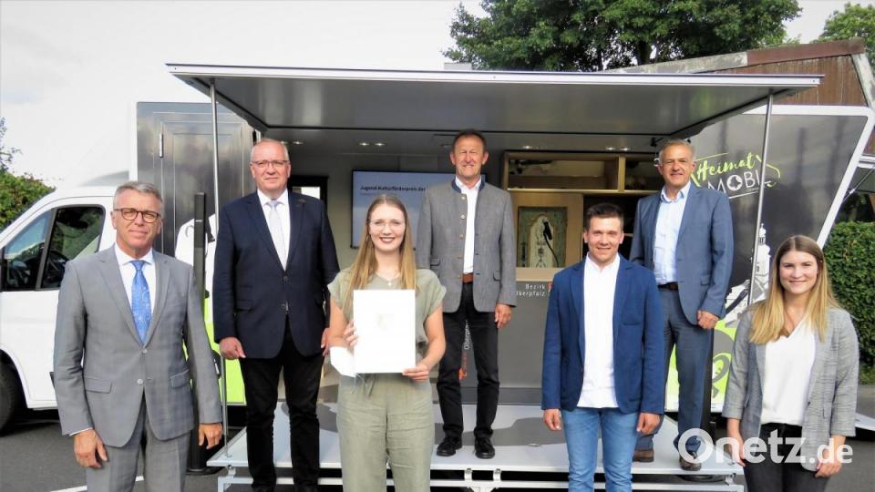 Bevor es nach der Preisverleihung zur kleinen Feier überging, durfte das Gruppenfoto zur Erinnerung an den schönen Tag nicht fehlen. Im Bild freuten sich (von links) Bürgermeister Franz Stahl, Bezirkstagspräsident Franz Löffler, Jugendrats-Präsidentin Lena Mayerhöfer, Bezirksrat Richard Geßner, Jugendratmitglied Lukas Üblacker, Landrat Roland Grillmeier und Jugendratmitglied Lea Klarner. Bild: ubb