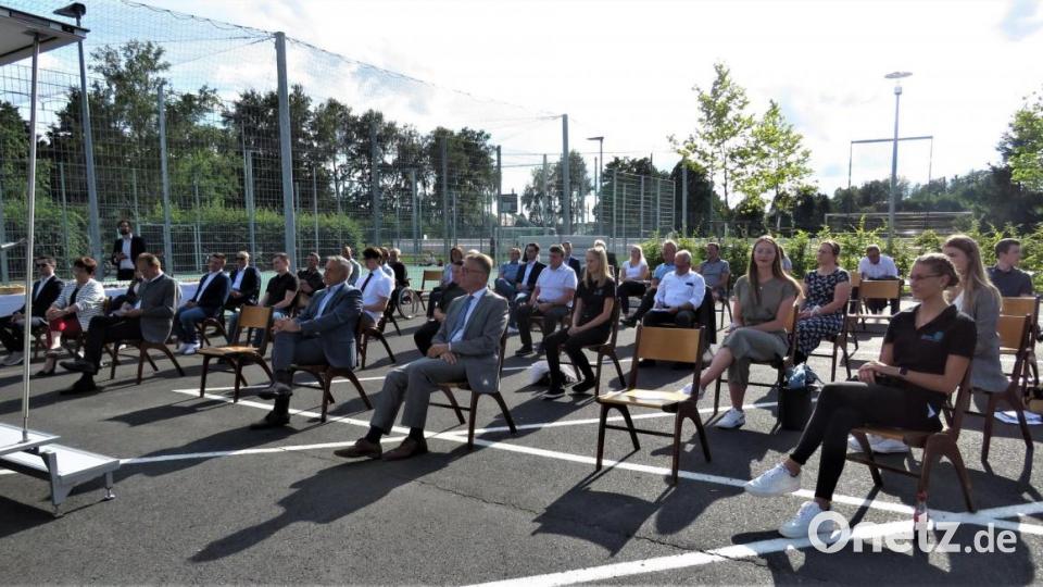 Zahlreiche Ehrengäste verfolgten vor der Kulisse des &quot;Spielfelds der Begegnung&quot; die Feierlichkeiten zur Preisverleihung. Der Spielplatz für die Jugend ist auf eine Initiative des Jugendrats entstanden, was auch ausschlaggebend für die Nominierung gewesen ist unter anderen. Bild: ubb