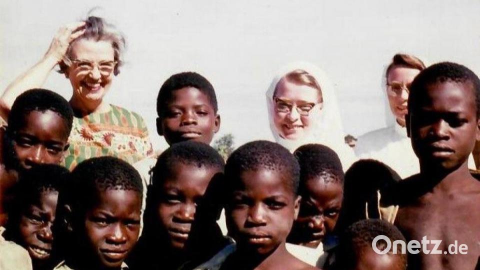 Schwester Clarina Freund (hinten Mitte) als Lehrerin in Kabwe, Sambia, 1967. Bild: Stefan Freund/exb