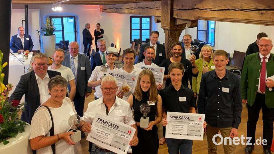 Im Rathaus von Kallmünz wurden die Preisträger des ersten Oberpfälzer Ideenwettbewerbs am Mittwochabend ausgezeichnet. Bild: Oberpfalz Marketing/exb