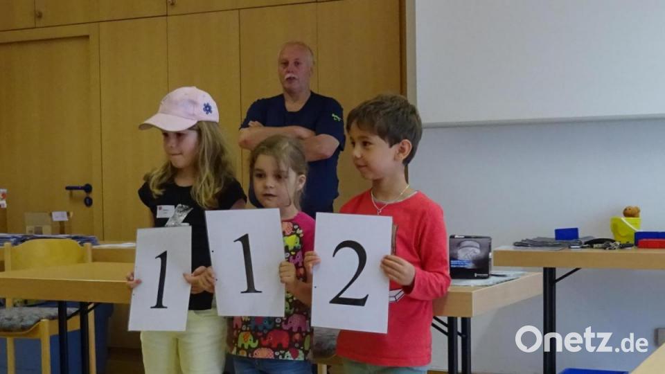 Aus verschiedenen Zahlen mussten die Kinder die Notrufnummer 112 heraussuchen. Bild: Feuerwehr Waldsassen/exb