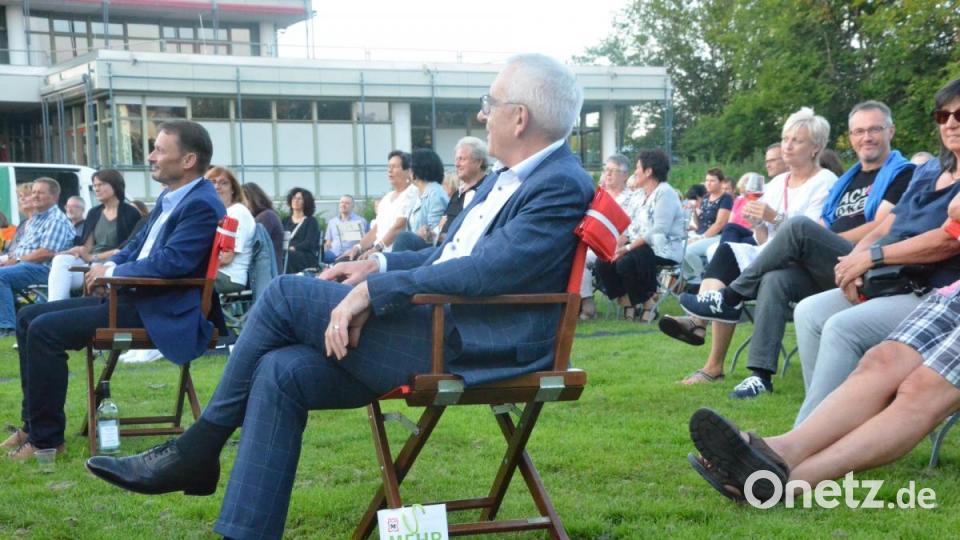 Sparkassendirektor Ludwig Zitzmann genießt das Konzert neben Oberbürgermeister Jens Meyer. Bild: Kunz