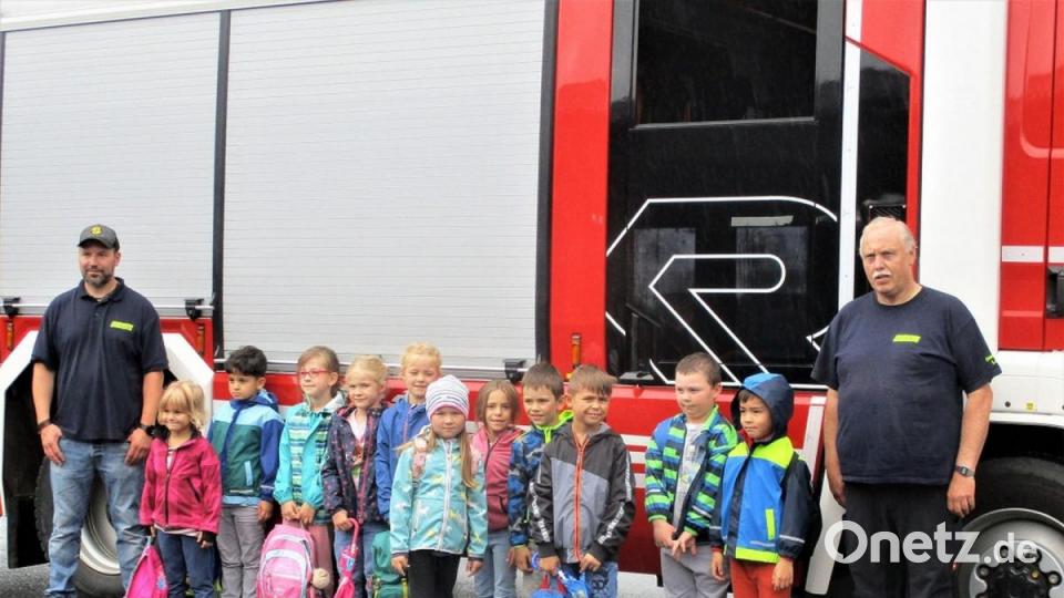 Bei der Brandschutzerziehung für die Mädchen und Buben des Kinderhauses St. Michael, links Martin Stingl und rechts Gerhard Laab. Bild: Feuerwehr Waldsassen/exb