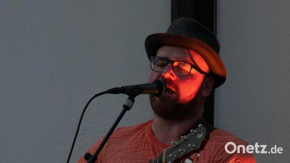 Der Musiker Ben Stone stimmte auch gefühlvolle Songs an. Bild: Freya Stoeckl