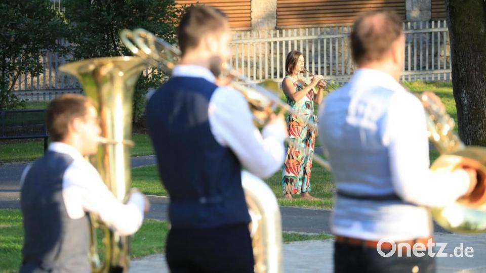 Elisabeth Fessler weit weg vom Ensemble an der Fanfare. Bild: njn