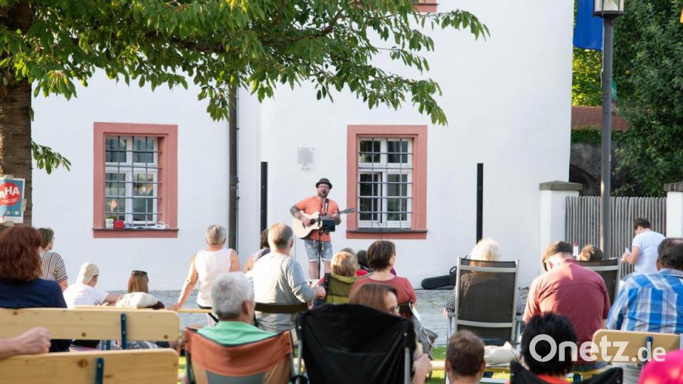 Das Publikum hatte es sich auf vielfältige Weise gemütlich gemacht. Auf Bänken, Camping- und Gartenstühlen, Picknickdecken in völlig ungezwungener Atmosphäre fanden die Zuhörer Platz. Bild: Freya Stoeckl
