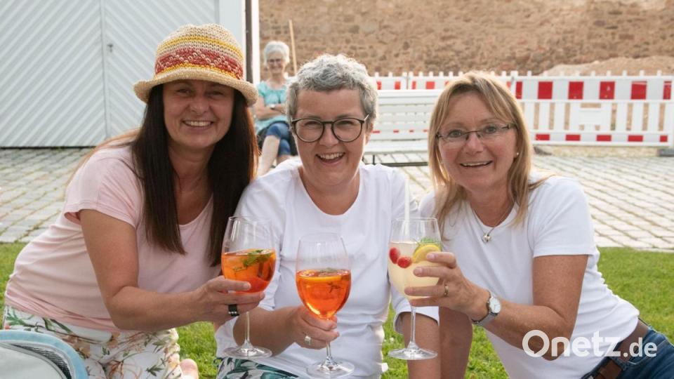 Einen sommerlichen Abend genießen - das gelang am Freitagabend im Schlosshof Nabburg perfekt. Bild: Freya Stoeckl
