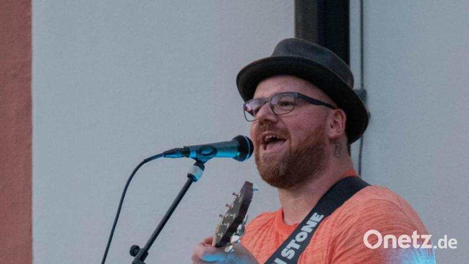 Vollblutmusiker Ben Stone verstand es, sein Publikum zu unterhalten. Es dauerte nicht lange, dann klatschten, wippten und tanzten seine Anhänger im Schlossgarten zu seinen Klängen. Bild: Freya Stoeckl