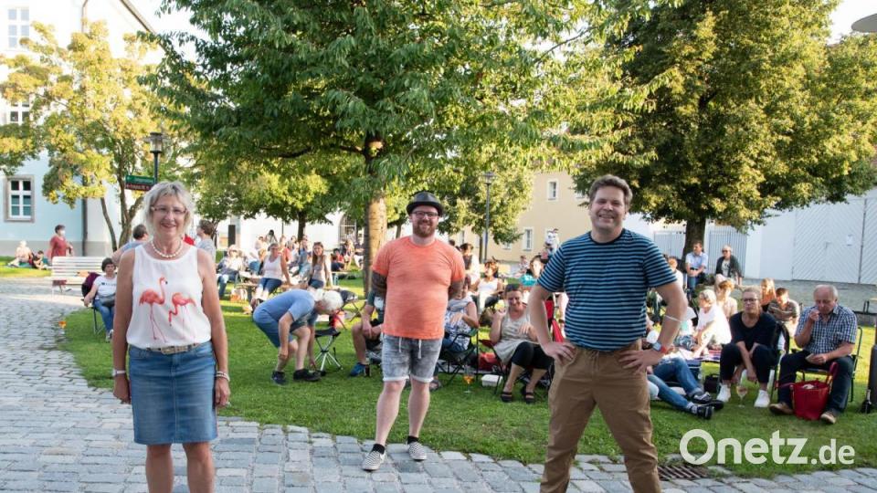 Sichtlich zufrieden: (von links) Zweite Bürgermeisterin Irene Ehemann, Musiker Ben Stone und Marko Pammer, der Touristik- und Veranstaltungsmanager der Stadt Nabburg). Bild: Freya Stoeckl