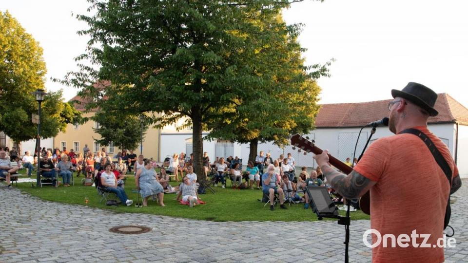 Vollblutmusiker Ben Stone begeistert sein Publikum im Schlossgarten in Nabburg. Bild: Freya Stoeckl