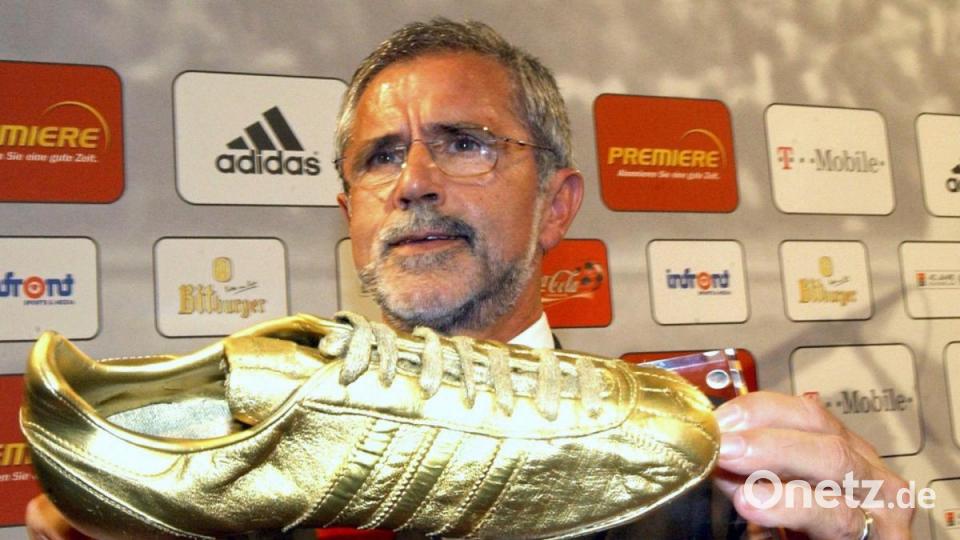 Gerd Müller erhielt im Jahr 2003 als erfolgreichster Spieler der Bundesliga einen goldenen Fußballschuh. Bild: Franz-Peter Tschauner/dpa