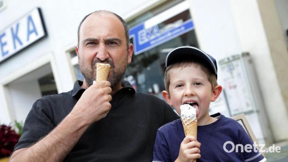 Vater Jochen Sandig ist im Urlaub. Was passt da besser als sich mit dem Sohnemann Vinzenz ein Eis zu gönnen? Bild: Wolfgang Steinbacher