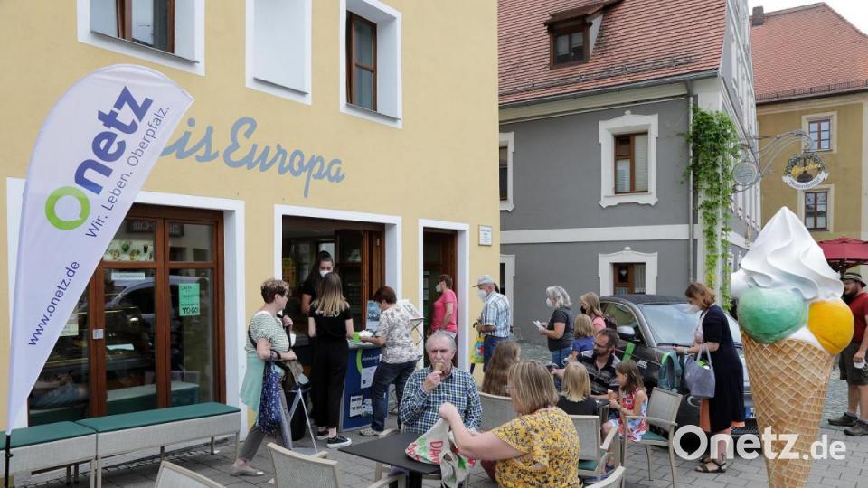 Viel los beim Eis Europa in der Sulzbacher Altstadt: In zwei Stunden schleckten die Leser in Sulzbach 400 Kugeln Eis weg. Bild: Wolfgang Steinbacher