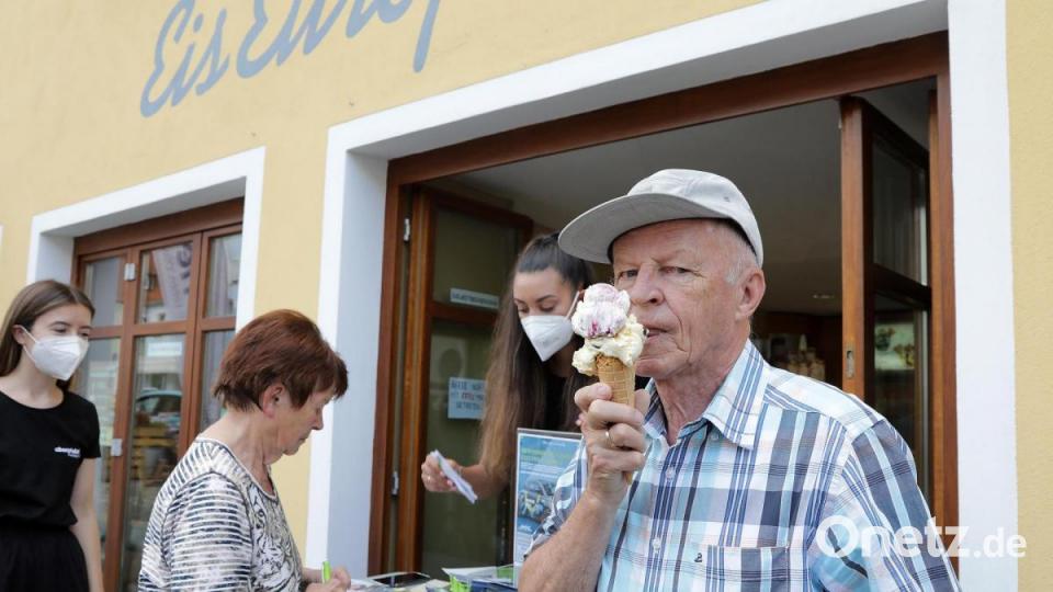 Karl-Heinz Ballach ist extra aus Amberg gekommen, um sich Malaga- und Amarena-Eis schmecken zu lassen. Bild: Wolfgang Steinbacher