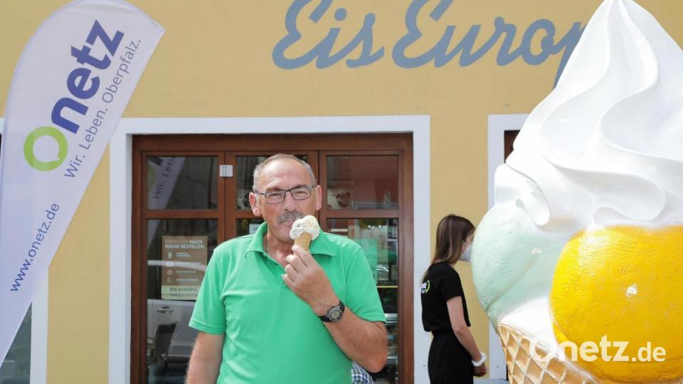 Richard Bär ist seit 40 Jahren Abonnent der Sulzbach-Rosenberger Zeitung. Über zwei kostenlose Kugeln Malaga- und Stracciatella-Eis freut er sich deshalb besonders. Bild: Wolfgang Steinbacher