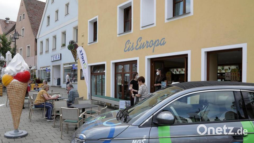Auch beim Gewinnspiel können die Menschen mitmachen - ein Fiat 500 winkt als Preis. Bild: Wolfgang Steinbacher