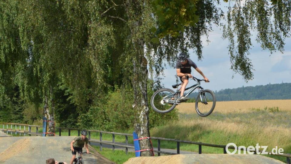 Am Bocklradweg in Vohenstrauß in Richtung Fiedlbühl kann künftig mit dem Mountainbike getrickst werden: Jugendliche haben sich dort in den vergangenen Wochen einen Traum erfüllt und den bestehenden Dirtpark auf der Grundstücksfläche der Stadt Vohenstrauß zu einer professionellen Dirtbahn entwickelt. Bild: dob