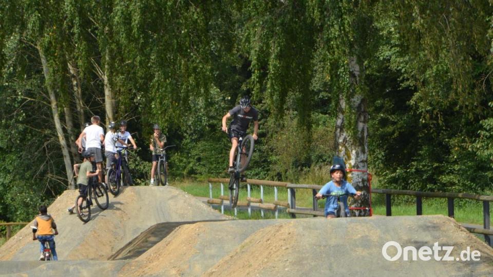 Am Bocklradweg in Vohenstrauß in Richtung Fiedlbühl kann künftig mit dem Mountainbike getrickst werden: Jugendliche haben sich dort in den vergangenen Wochen einen Traum erfüllt und den bestehenden Dirtpark auf der Grundstücksfläche der Stadt Vohenstrauß zu einer professionellen Dirtbahn entwickelt. Bild: dob