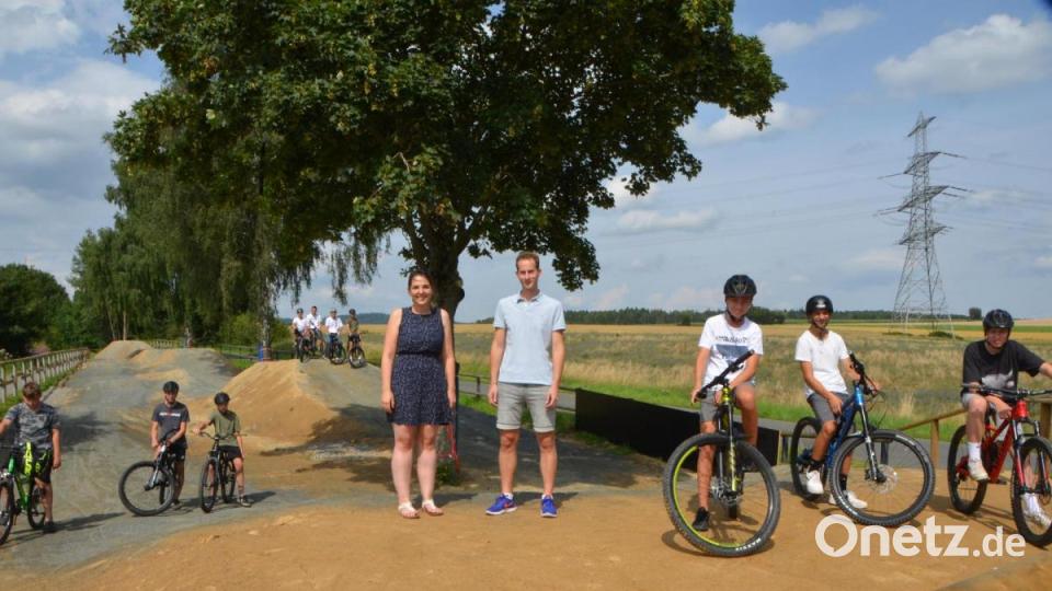 Endlich ist es so weit: Der Dirt-Park kann von den Bikern in Besitz genommen werden. Die Jugendbeauftragten Anna Balk und Hannes Gilch (Mitte) überließen den Jugendlichen nun offiziell den umgestalteten Platz. Bild: dob