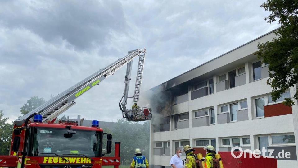 In einem Mehrfamilienhaus im Amberger Stadtteil Bergsteig ist am Dienstag ein Feuer ausgebrochen. Es ist eines der zwei ehemaligen Rosenthal-Werkswohnhäuser nach Plänen des Bauhaus-Architekten Walter Gropius. Bild: Petra Hartl